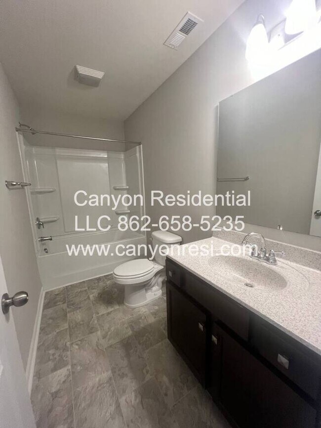 Building Photo - Beautiful 3 Bedroom 2.5 bath in well sough...