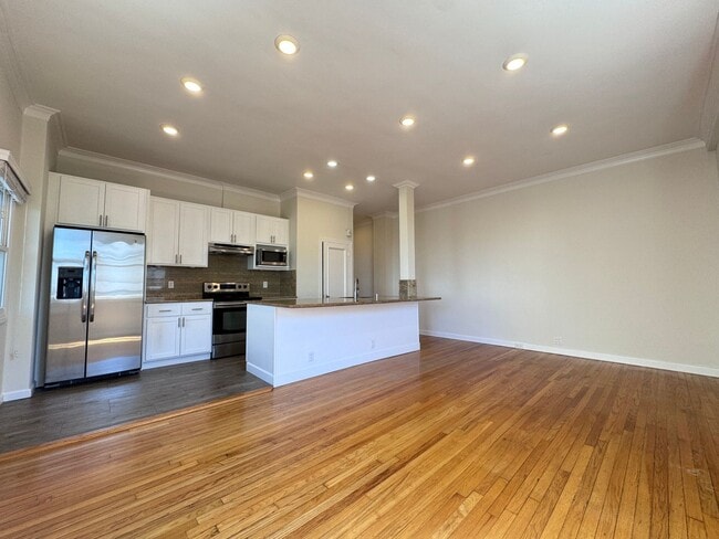 Building Photo - Russian Hill: Remodeled 1 Bedroom w/ Direct Access to XL Shared Patio & FREE Utilities!