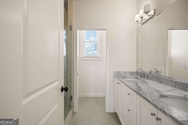 Building Photo - 689 Fraser St SE