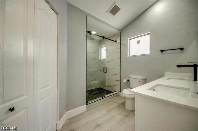 Building Photo - 412 NE 17th Pl