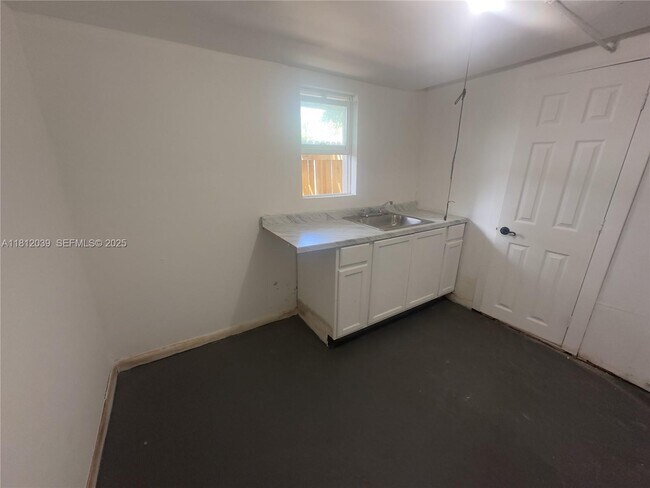 Building Photo - 225 NE 56th St