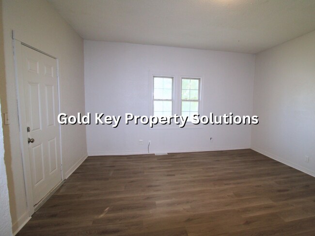 Building Photo - Updated 2 BR 1 BA House with Huge Kitchen and Garage (SECTION 8 APPROVED)