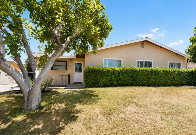 Building Photo - 220 Lilac Ct