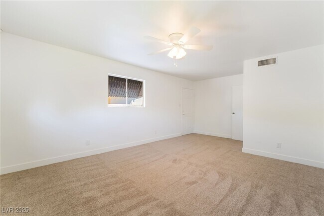 Building Photo - 1054 E Hassett Ave