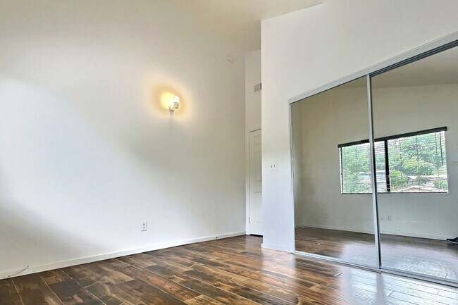 Building Photo - 946 N Avenue 50