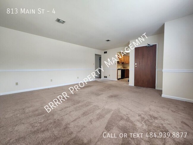 Building Photo - Garabe parking, storage unit and on-site l...