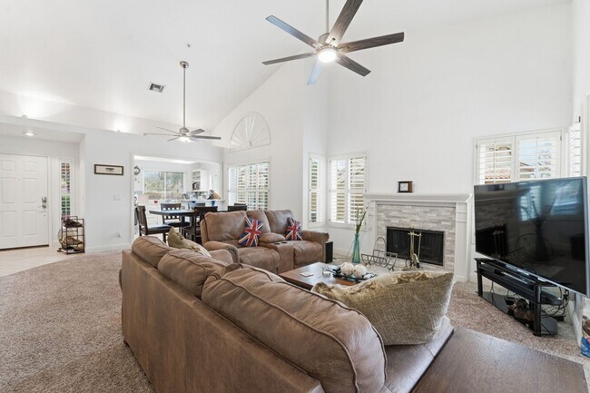 Building Photo - **COMING FEB 1st** Stylish Split-Floorplan Home in North Scottsdale