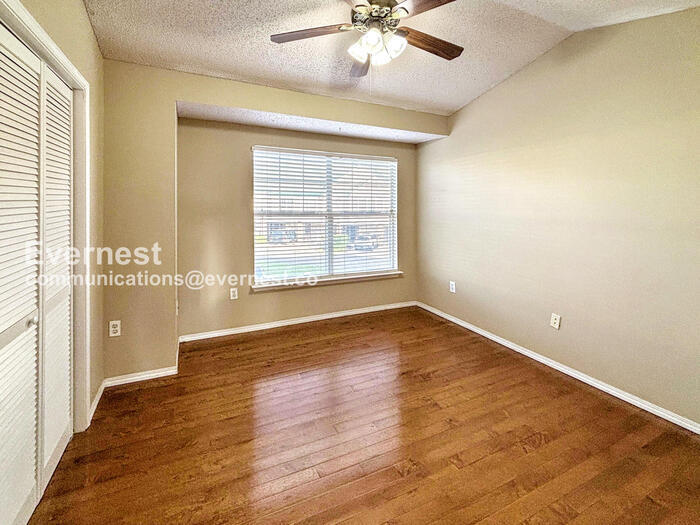 Building Photo - 2016 Oxford Ln