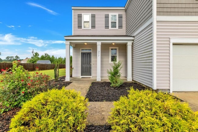 Building Photo - House for Rent in Holly Ridge with large y...