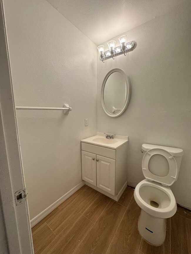 Building Photo - Charming 3/2 Home with open floor plan.