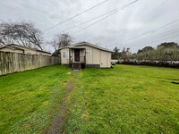 Building Photo - Very Cozy 3 Bedroom 1 Bath Beach House!