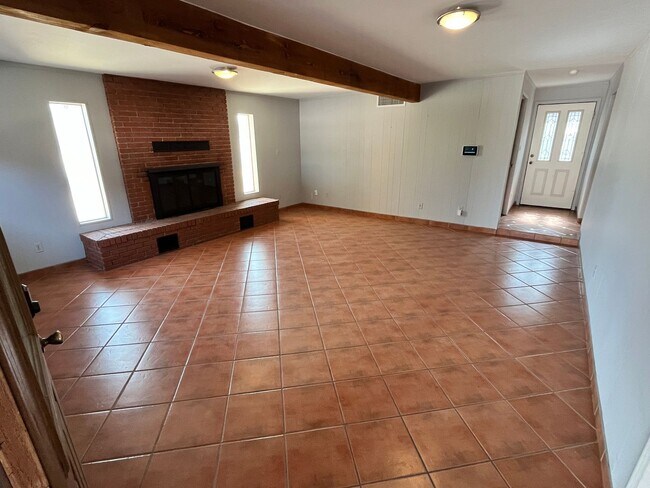 Building Photo - East- 3 bedroom/ 2 bathroom home with sparkling pool!