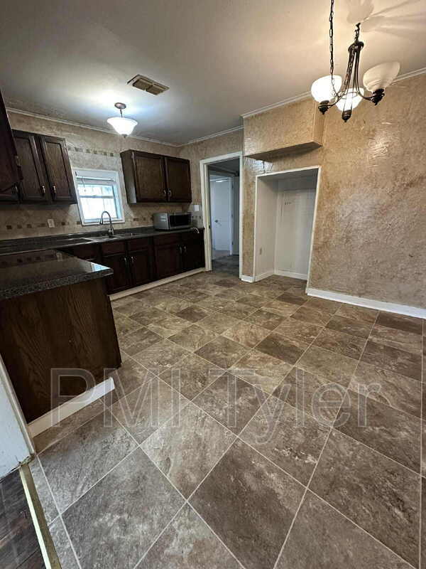 Building Photo - 427 Turkey Creek Dr