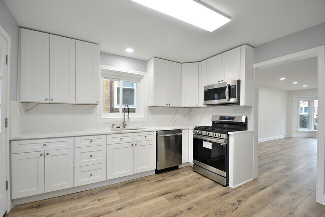 Building Photo - 6311 N Lawndale Ave
