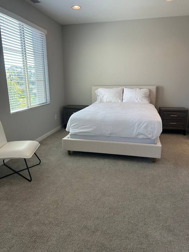 New furnishings in bright Master - 5256 Pacific Ter