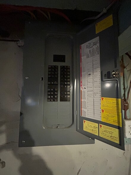 100 amp breakers - 821 Minnesota Ave