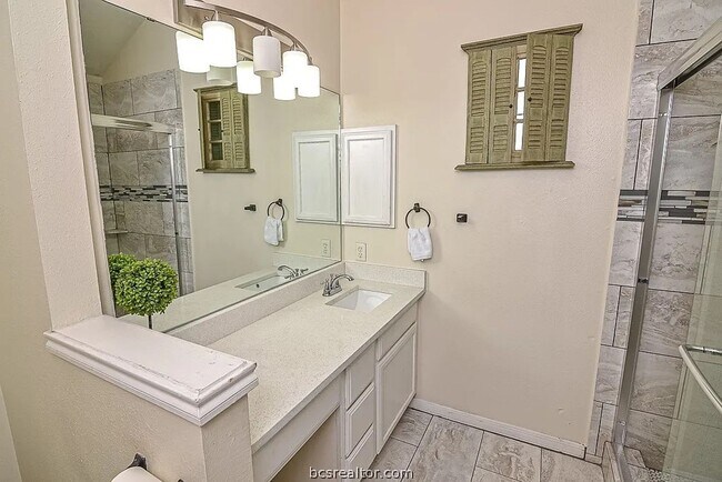 Building Photo - Newly Remodeled Unit!