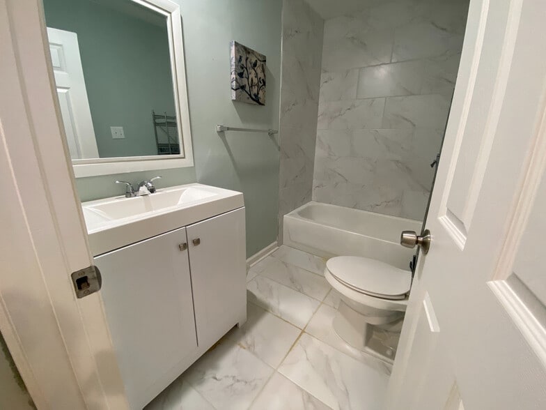 Building Photo - Room in House on Chester St