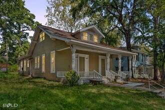 Building Photo - 2 bed 1 Bath Duplex