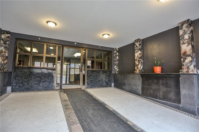 Building Photo - 400 Main St