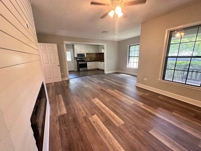 Building Photo - Charming 3 Bed 2 Bath Home with Bonus Den and Detached Garage