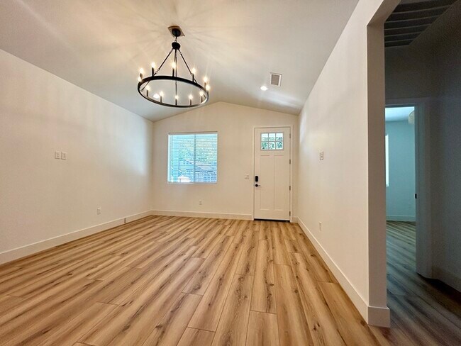 Building Photo - Beautiful 2bd/1ba 900 sq. ft. ADU in Roseville! Own private driveway! SOLAR!