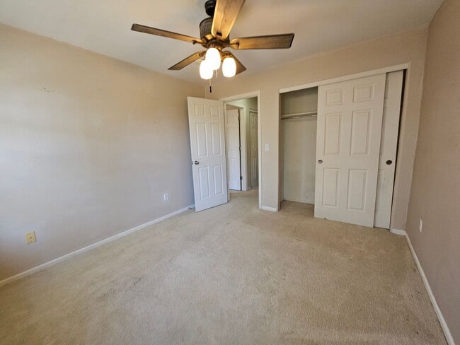 Building Photo - Beautiful Townhome - Great Location - Gara...