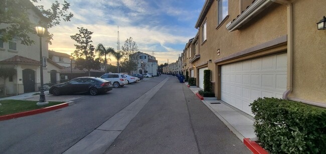 Building Photo - 2-bedroom, 2-bathroom condo in the Sunset Ridge community of Granada Hills