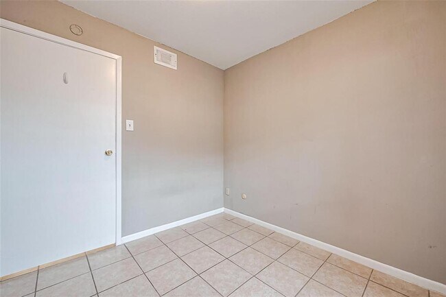 Building Photo - 9090 S Braeswood Blvd