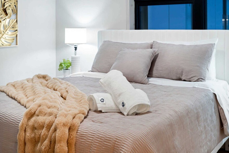 Building Photo - 6044 N Winthrop Ave