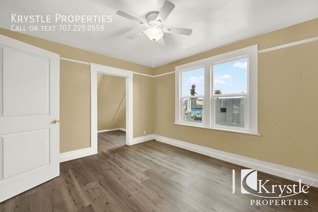 Building Photo - Charming and Updated 2-Bedroom Apartment w...