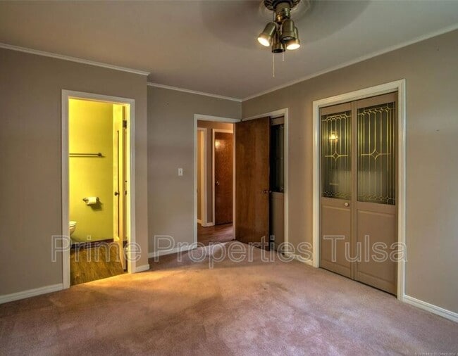 Building Photo - 156 E 57th Pl