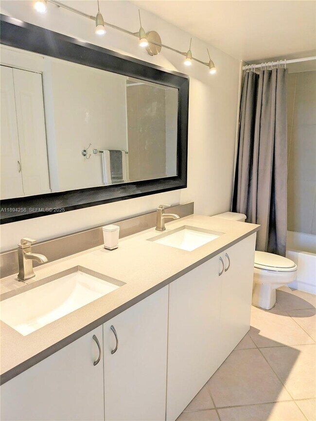 Building Photo - 19501 E Country Club Dr