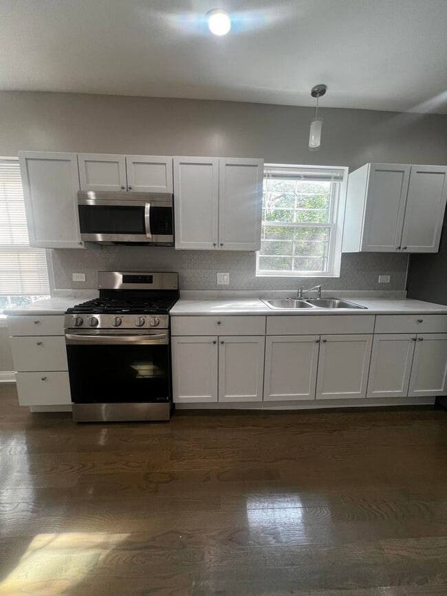 Building Photo - 3257 W Warren Blvd