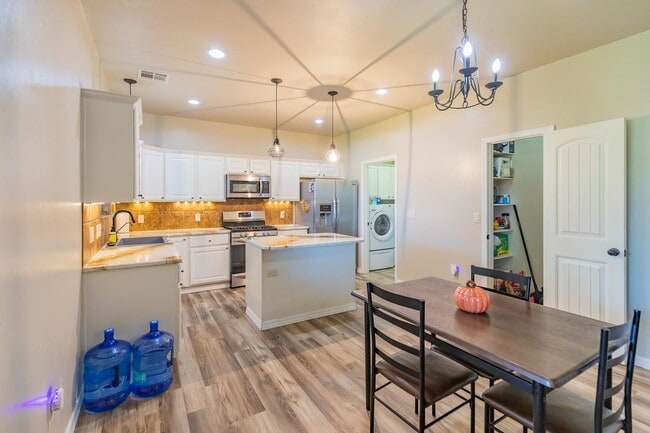 Building Photo - Beautiful 3 Bed 2 Bath Home