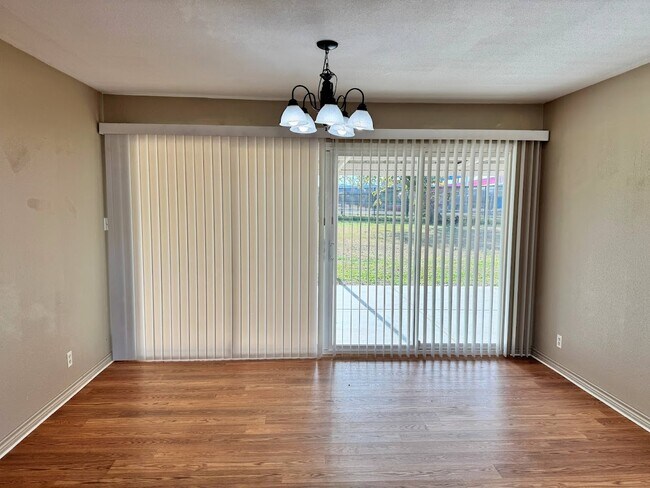 Building Photo - 703 Pecan St