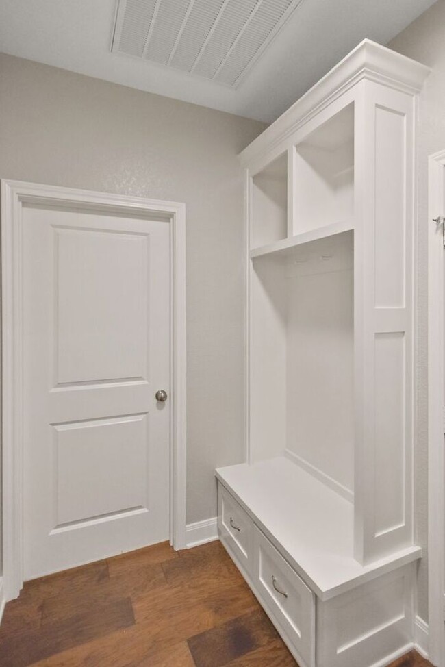 Building Photo - Stunning 4 Bed 2 Bath!