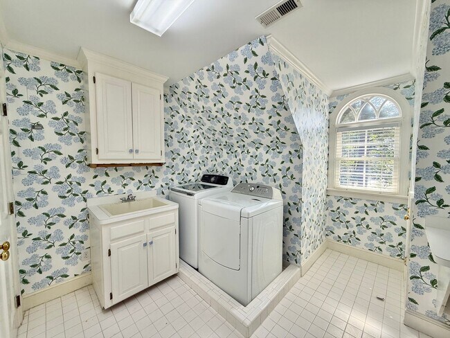 Building Photo - **OFFERING REFUNDABLE APPLICATION FEES** Incredible 5BD, 4.5BA House in Downtown Raleigh on Over ...