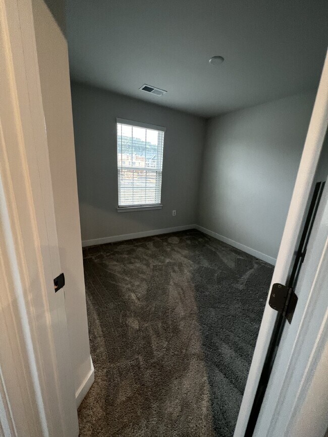 Building Photo - **Special Move-in Offer**  $500 off of the...