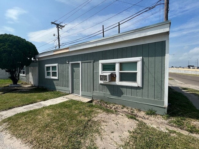 Primary Photo - FLOUR BLUFF ONE BEDROOM W/ BILLS PAID!!
