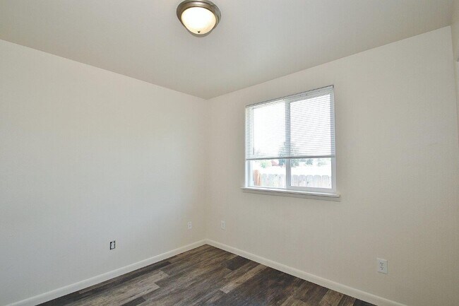 Building Photo - 525 N Moffatt  Emmett