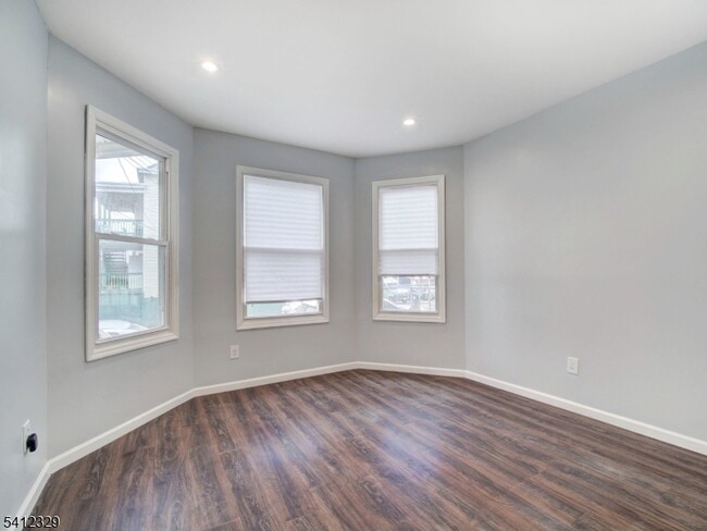 Building Photo - 209 N 4th St