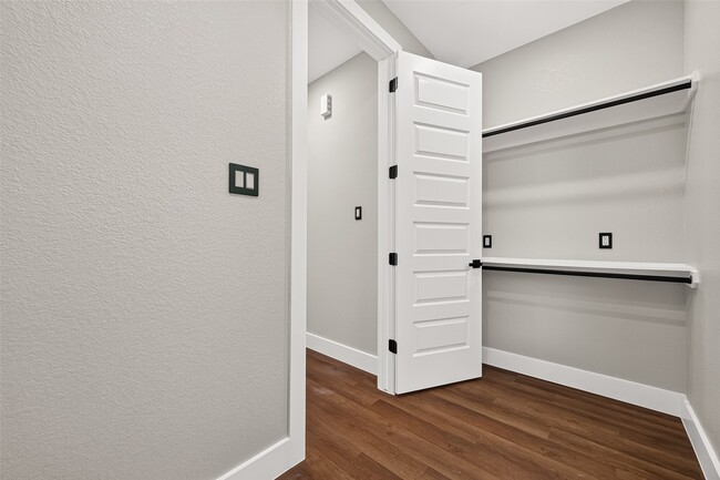 Building Photo - 703 Carol Lynn Dr