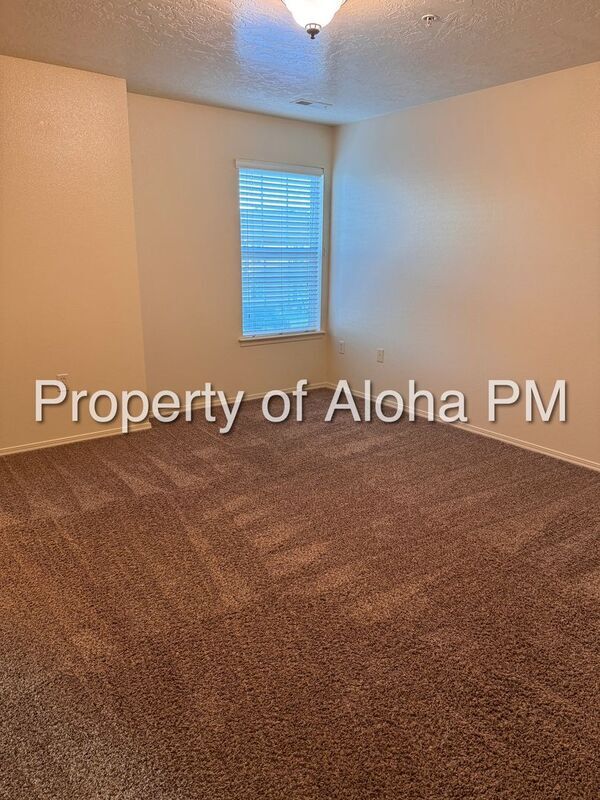 Building Photo - 1043 W Pine Ave