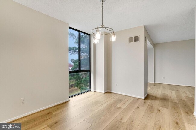 Building Photo - 2300 Pimmit Dr