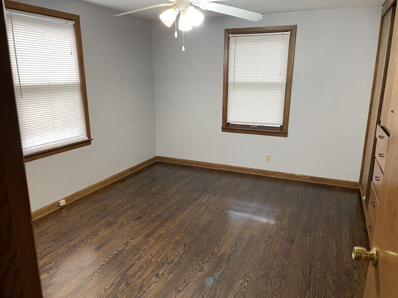 Bedroom - 4001 W 67th St