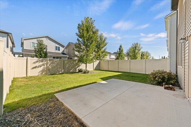 Building Photo - Meridian Spacious Retreat with Neighborhoo...