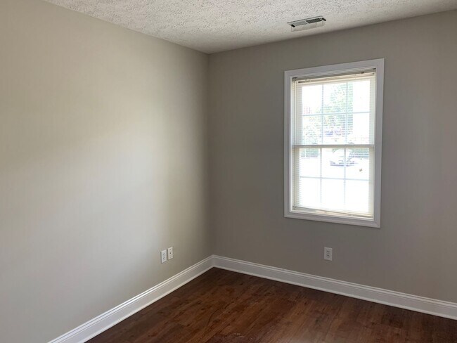 Building Photo - 3 Bedroom Townhouse in Wyndhurst