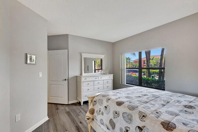 Building Photo - 300 Uno Lago Dr