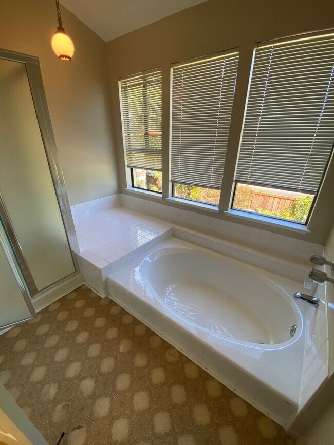 Building Photo - Large 4 Bedroom / 2.5 Bath House in Foster...